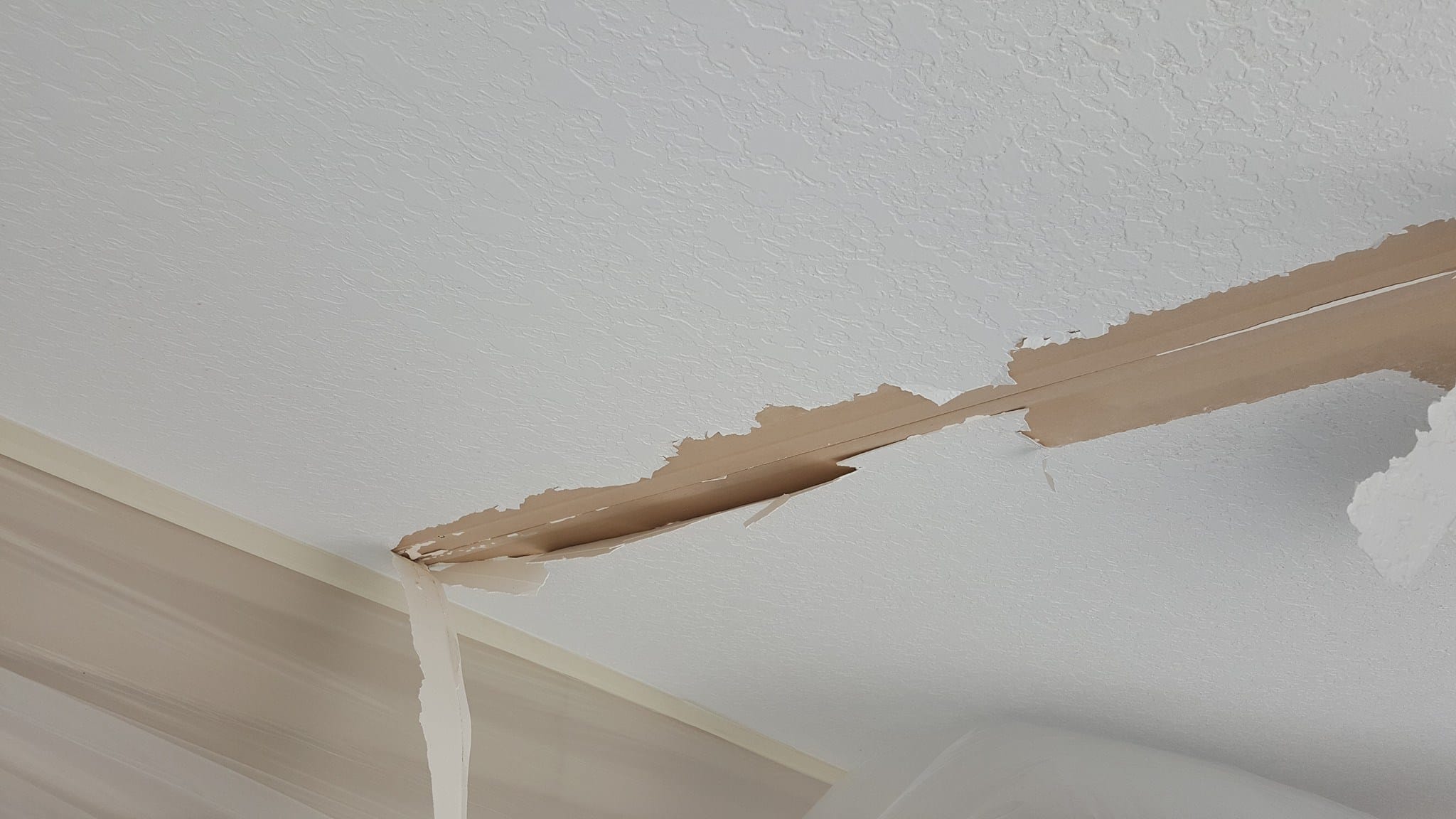 How to repair a crack in drywall